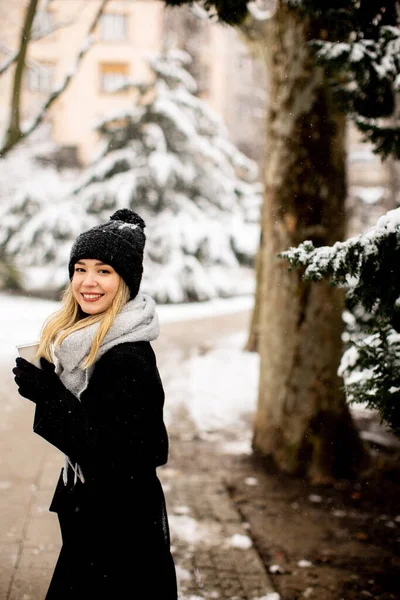 Mujer Joven Bonita Ropa Abrigo Disfrutando Nieve Con Una Taza —  Fotos de Stock