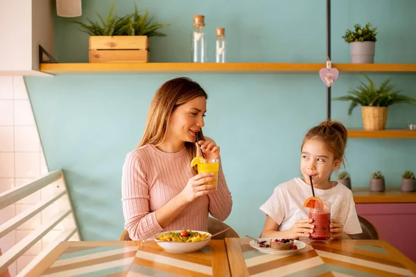 Madre Figlia Divertono Durante Colazione Con Succhi Frutta Freschi Spremuti — Foto Stock