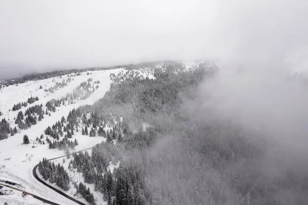 雪の冬の山のドローンビュー — ストック写真