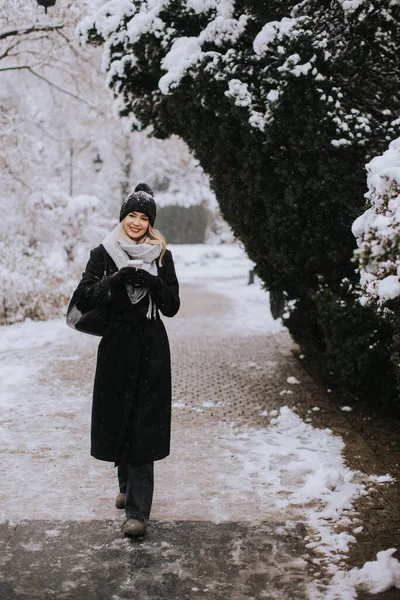 Pretty Young Woman Warm Clothes Enjoying Snow Takeaway Coffee Cup —  Fotos de Stock