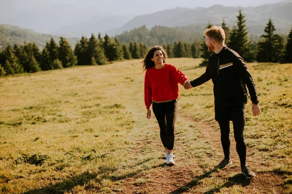 Smiling Young Couple Walking Green Hills — Stockfoto