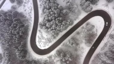 Karlı kışta dağ yolunda insansız hava aracı manzarası