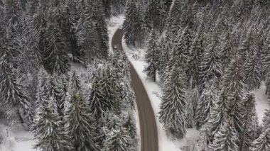 Karlı kışta dağ yolunda insansız hava aracı manzarası