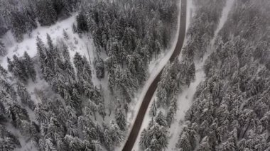 Karlı kışta dağ yolunda insansız hava aracı manzarası