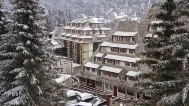 Dağ ormanlarındaki otellerin güzel kış manzarası