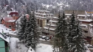 Dağ ormanlarındaki otellerin güzel kış manzarası
