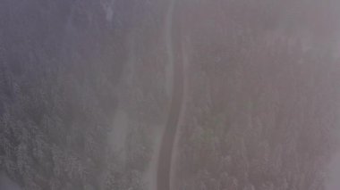 Karlı kışta dağ yolunda insansız hava aracı manzarası