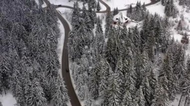 Karlı kışta dağ yolunda insansız hava aracı manzarası