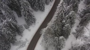 Karlı kışta dağ yolunda insansız hava aracı manzarası