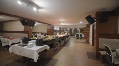 Bir restoranın içi, açık büfe kahvaltı.