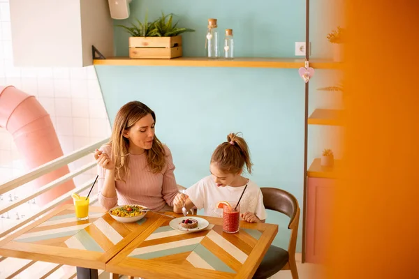 Anne Kızı Kahvaltıda Kafede Taze Sıkılmış Meyve Sularıyla Iyi Vakit — Stok fotoğraf