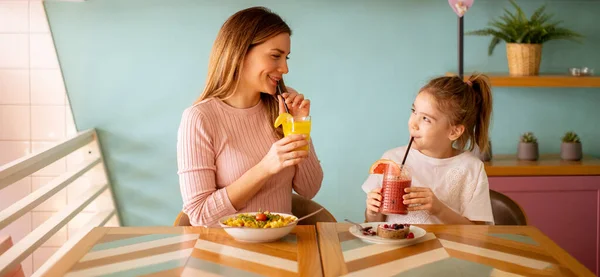 Mor Och Dotter Har Trevligt Frukost Med Färska Pressade Juicer — Stockfoto