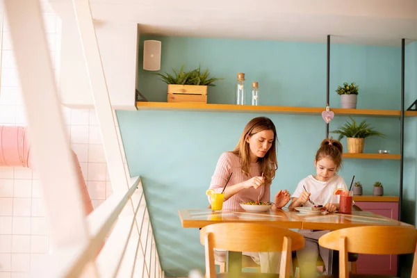 Mutter Und Tochter Amüsieren Sich Beim Frühstück Mit Frisch Gepressten — Stockfoto