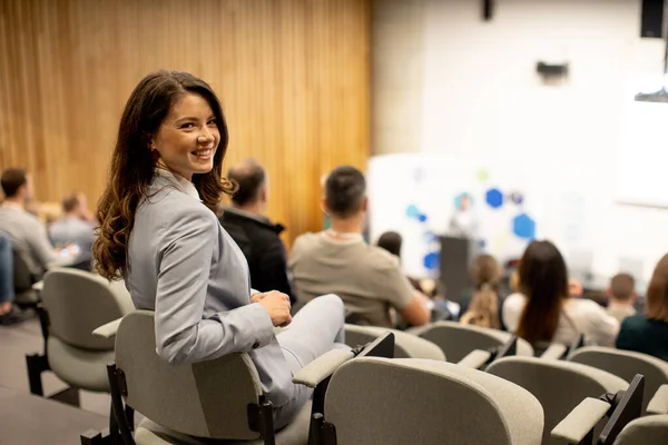 Mujer Bastante Joven Sentada Audiencia Conferencia Taller —  Fotos de Stock