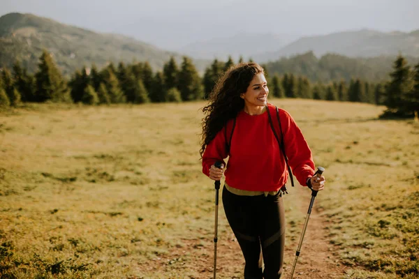 Mujer Joven Sonriente Caminando Con Mochila Sobre Verdes Colinas — Foto de Stock