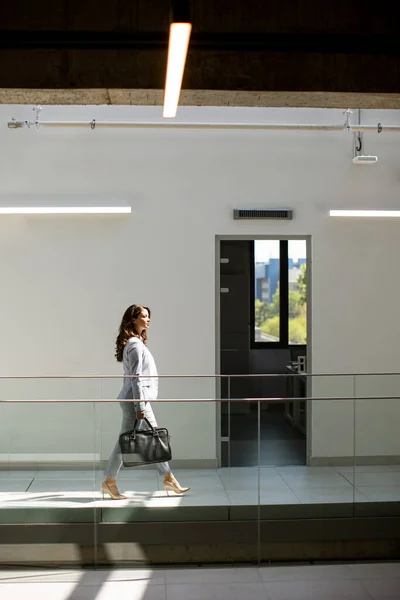 Ofis Koridorunda Evrak Çantasıyla Yürüyen Genç Güzel Bir Kadını — Stok fotoğraf