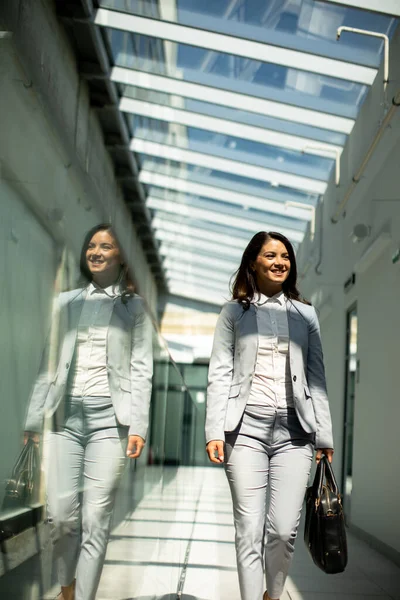 Wanita Bisnis Muda Cantik Berjalan Dengan Koper Lorong Kantor — Stok Foto