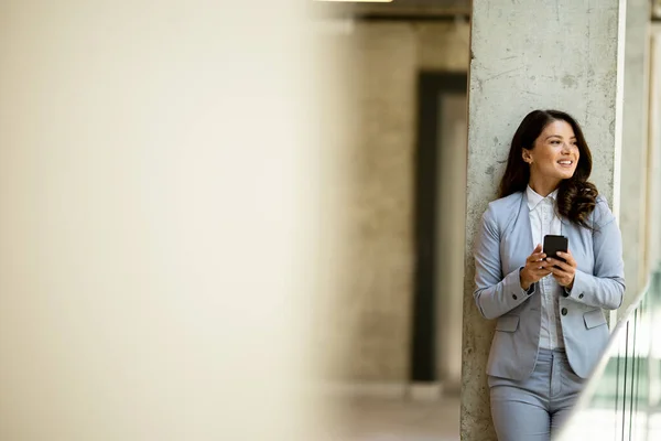 Jolie Jeune Femme Affaires Utilisant Téléphone Portable Dans Couloir Bureau — Photo