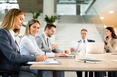 Modern ofiste çalışan genç girişimci takımı.