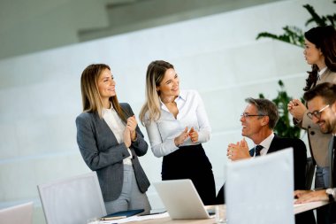 Modern ofiste çalışan genç girişimci takımı.