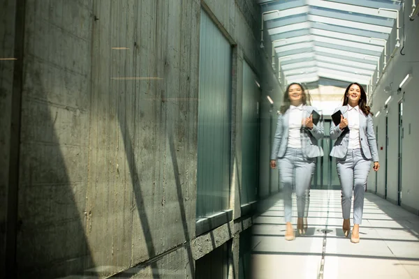 Ofis Koridorunda Dijital Tabletle Yürüyen Güzel Genç Bir Kadın — Stok fotoğraf