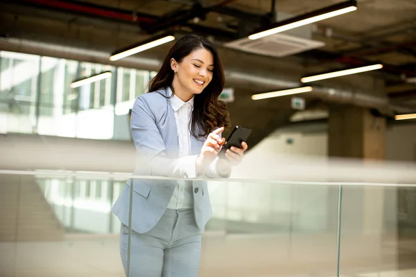 Pretty Young Business Woman Using Mobile Phone Office Hallway — Stock Photo, Image