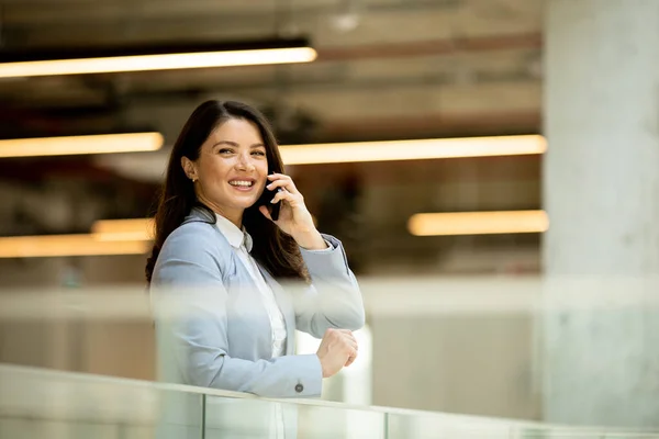 Wanita Bisnis Muda Cantik Menggunakan Ponsel Lorong Kantor — Stok Foto