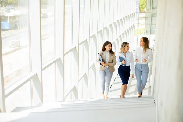 Drei Süße Junge Geschäftsfrauen Gehen Auf Der Treppe Büroflur — Stockfoto