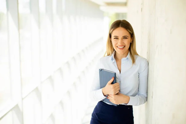 Pretty Young Business Woman Holding Notebook Office Hallway — Stock Photo, Image