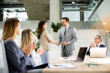 Modern ofiste çalışan genç girişimci takımı.