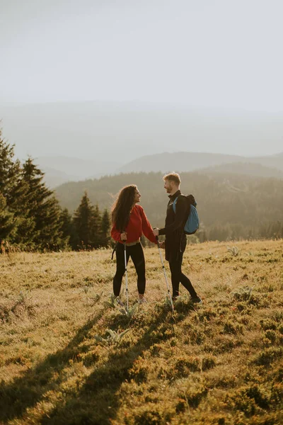 Lächelndes Junges Paar Läuft Mit Rucksack Über Grüne Hügel — Stockfoto