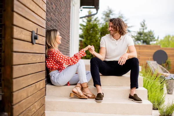 Tampan Tersenyum Pasangan Muda Jatuh Cinta Duduk Depan Rumah — Stok Foto