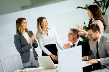 Modern ofiste çalışan genç girişimci takımı.