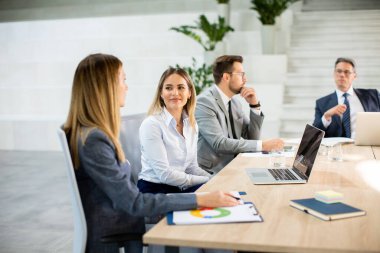 Modern ofiste çalışan genç girişimci takımı.
