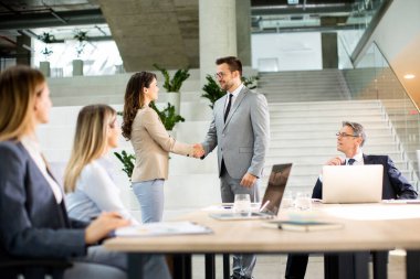 Modern ofiste çalışan genç girişimci takımı.