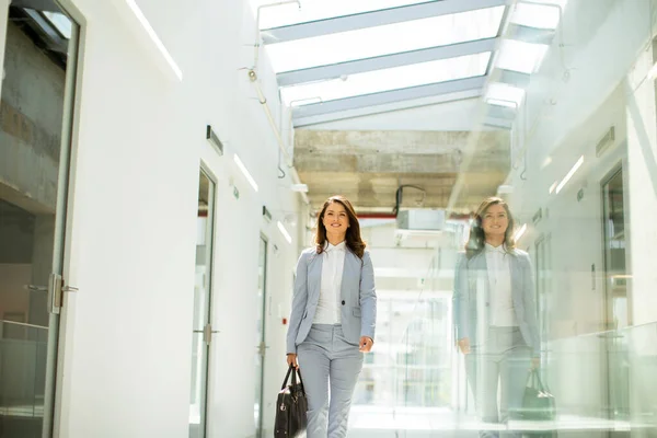 Pretty Young Business Woman Walking Briefcase Office Hallway — Stock Photo, Image