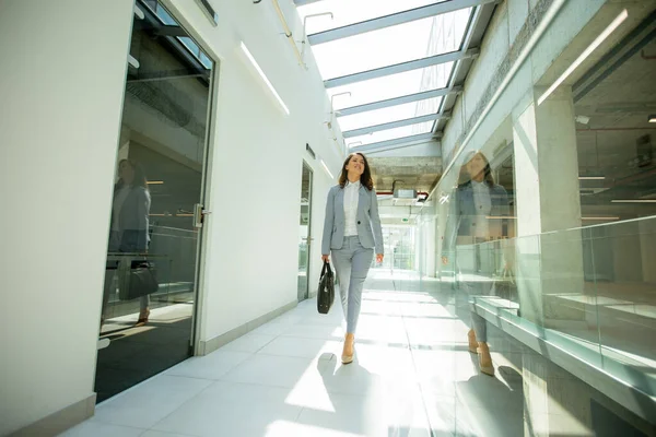 Όμορφη Νεαρή Επιχειρηματίας Που Περπατάει Χαρτοφύλακα Στο Διάδρομο Του Γραφείου — Φωτογραφία Αρχείου
