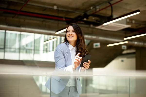 Mulher Negócios Muito Jovem Usando Telefone Celular Corredor Escritório — Fotografia de Stock