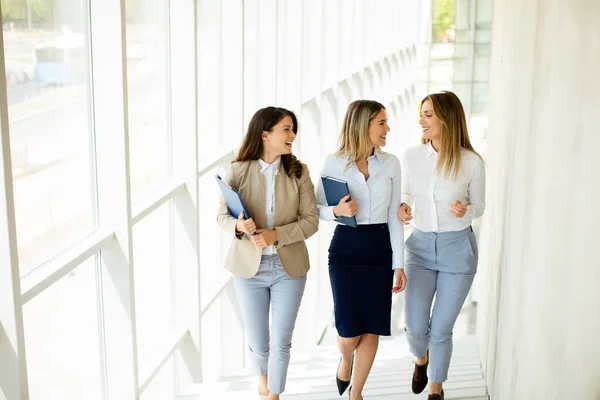 Trois Jolies Jeunes Femmes Affaires Marchant Dans Les Escaliers Dans — Photo