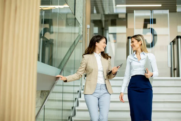 Duas Mulheres Negócios Jovens Bonitos Andando Escadas Corredor Escritório — Fotografia de Stock