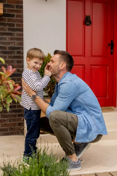 Vater Und Sohn Amüsieren Sich Vor Der Haustür — Stockfoto