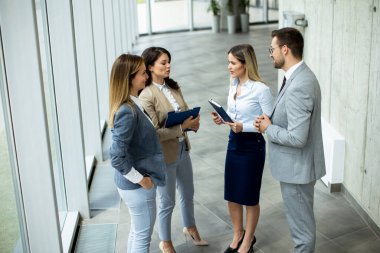 Yeni başlayanlar ofis koridorundaki merdivenlerde tartışırlar.