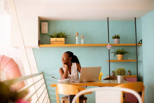 Mulher Negra Muito Jovem Tendo Café Manhã Saudável Enquanto Trabalhava — Fotografia de Stock