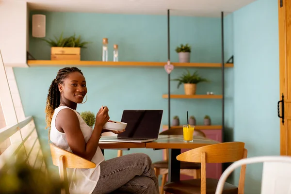Mooie Jonge Zwarte Vrouw Met Een Gezond Ontbijt Tijdens Het — Stockfoto