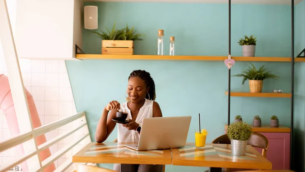 Söt Ung Svart Kvinna Dricker Kaffe Medan Arbetar Laptop Caféet — Stockfoto