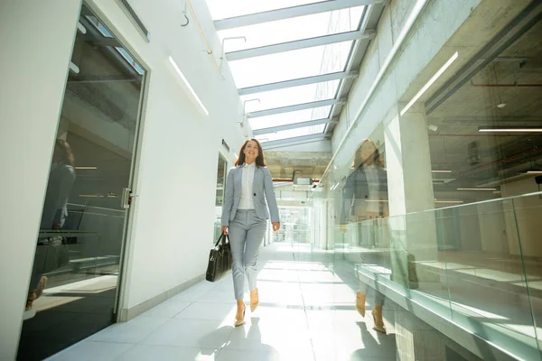 Ofis Koridorunda Evrak Çantasıyla Yürüyen Güzel Bir Kadını — Stok fotoğraf