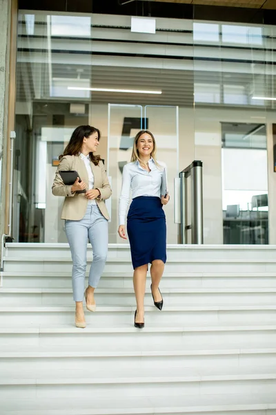 Duas Mulheres Negócios Jovens Bonitos Andando Escadas Corredor Escritório — Fotografia de Stock
