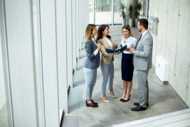 Yeni başlayanlar ofis koridorundaki merdivenlerde tartışırlar.