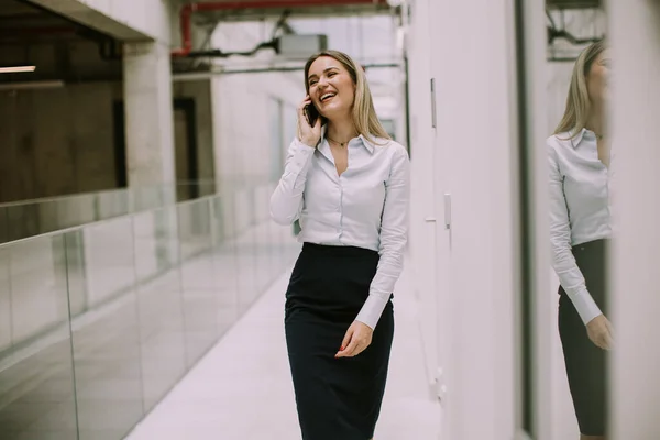 Wanita Bisnis Muda Cantik Menggunakan Ponsel Lorong Kantor — Stok Foto