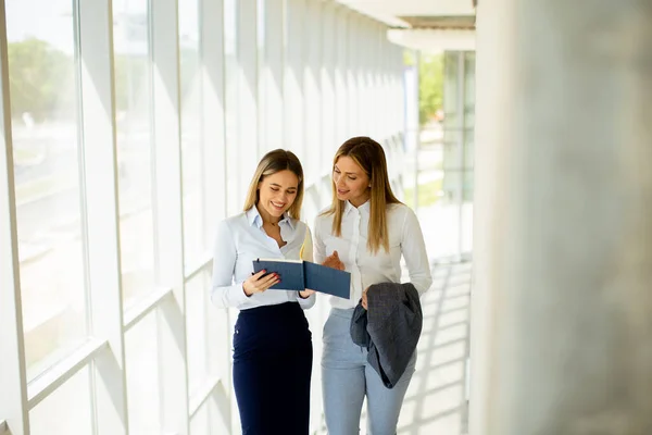 Two Cute Young Business Women Walking Stairs Office Hallway — Stock Photo, Image
